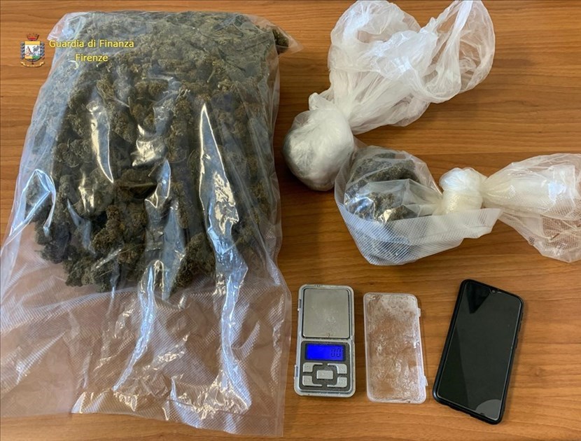 Coverciano. Sentono odore di marijuana dall'auto, trovano oltre 1 kg di droga: arrestato