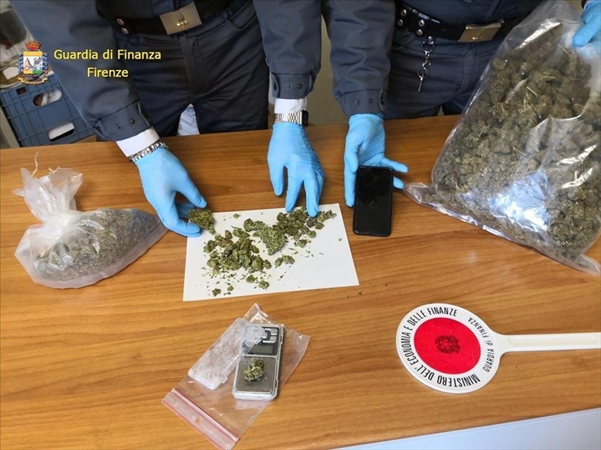Coverciano. Sentono odore di marijuana dall'auto, trovano oltre 1 kg di droga: arrestato
