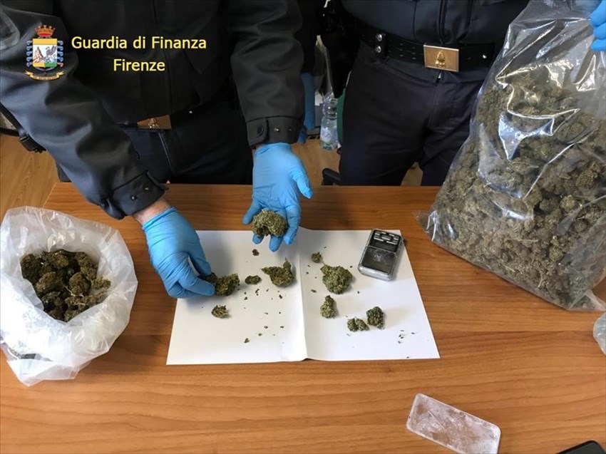 Coverciano. Sentono odore di marijuana dall'auto, trovano oltre 1 kg di droga: arrestato