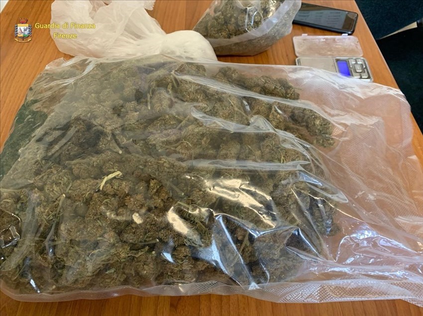 Coverciano. Sentono odore di marijuana dall'auto, trovano oltre 1 kg di droga: arrestato