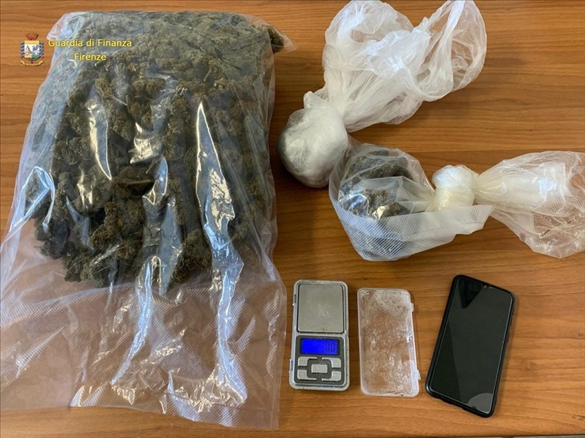 Coverciano. Sentono odore di marijuana dall'auto, trovano oltre 1 kg di droga: arrestato