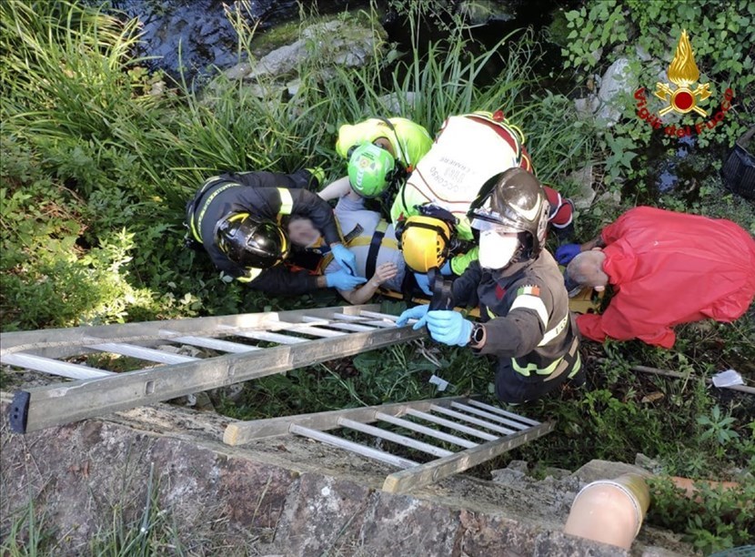 Incidente a Bagno a Ripoli: donna fa un volo di 3 metri, recuperata dai pompieri