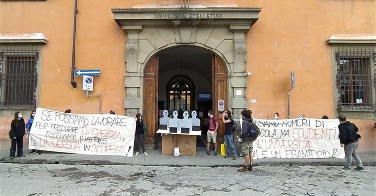 Il presidio dei collettivi