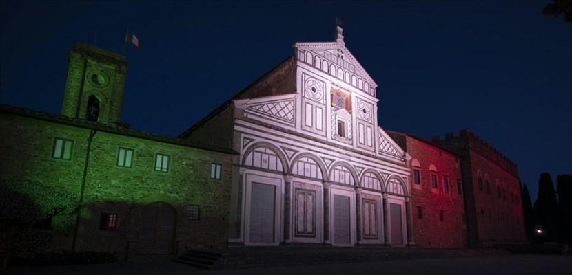 La basilica di San Miniato al Monte illuminata di bianco, rosso e verde