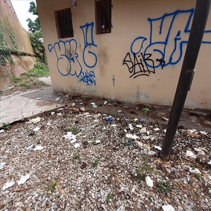 Il retro del bagno e lo spettacolo indecoroso, a due passi dalla fontana