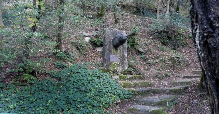 Il cippo che ricorda le due martiri