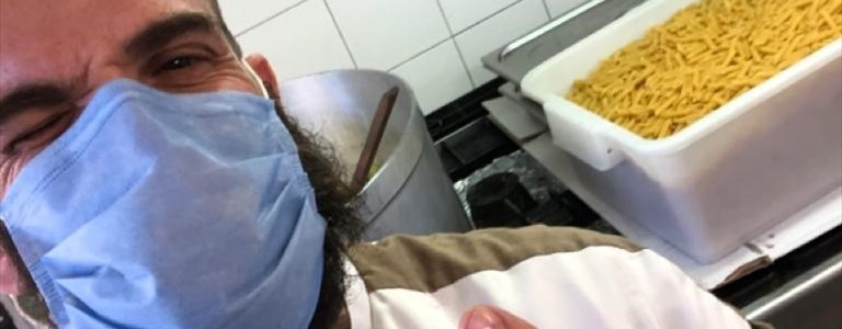 Paolo Gori nella cucina di Caritas