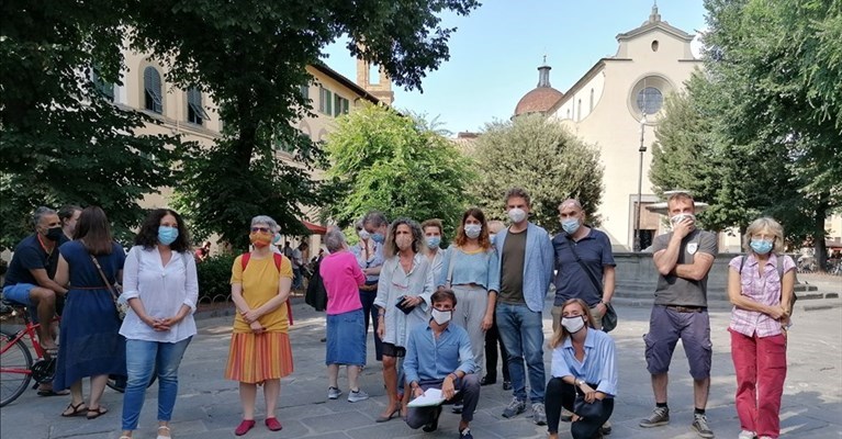 Parte dei residenti in piazza