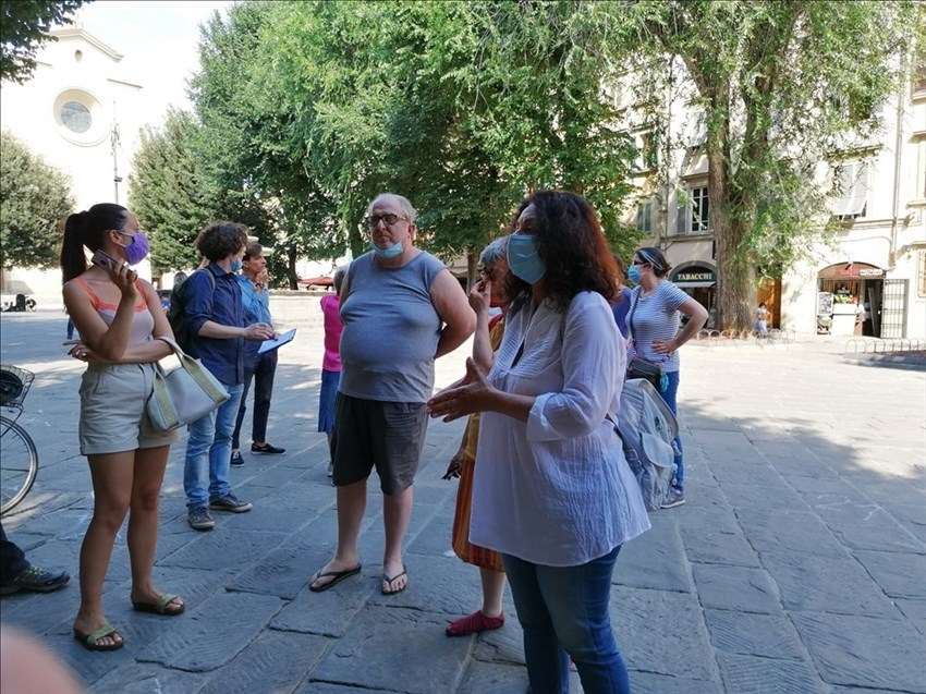 la riunione in piazza