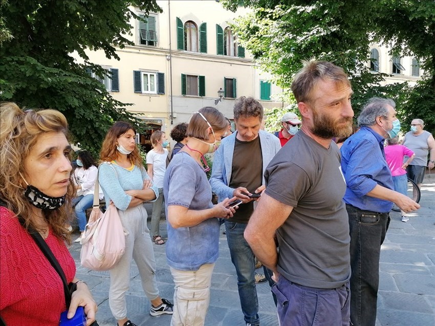 la riunione in piazza