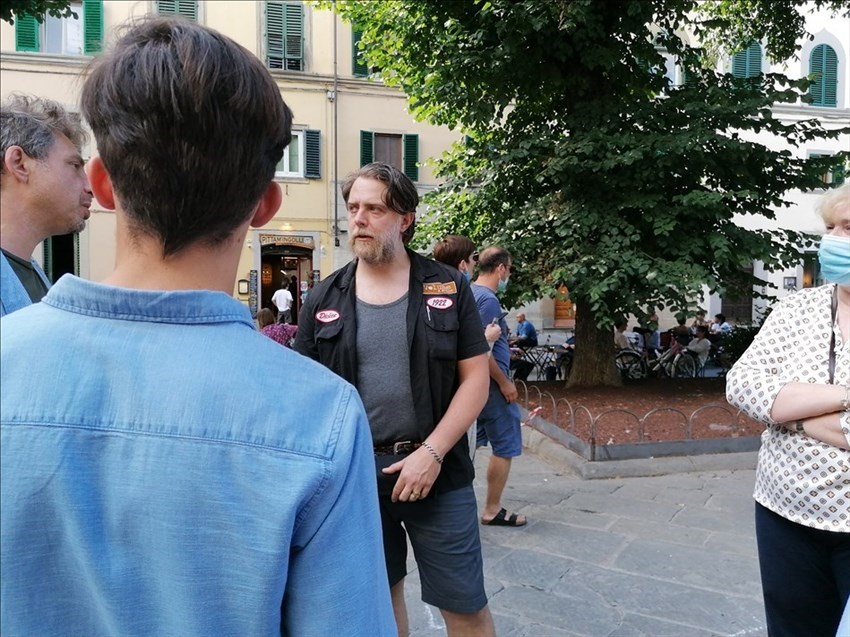 la riunione in piazza