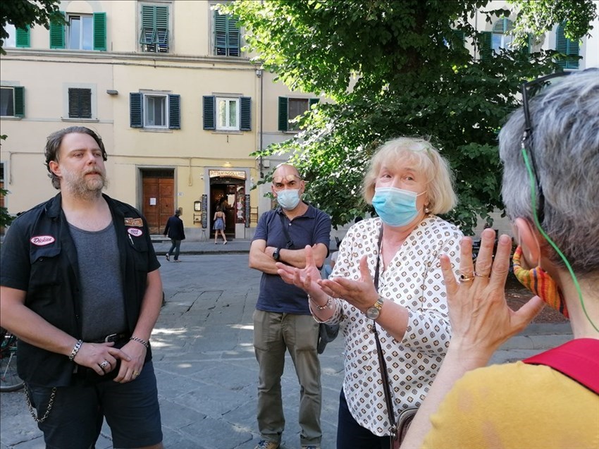 la riunione in piazza