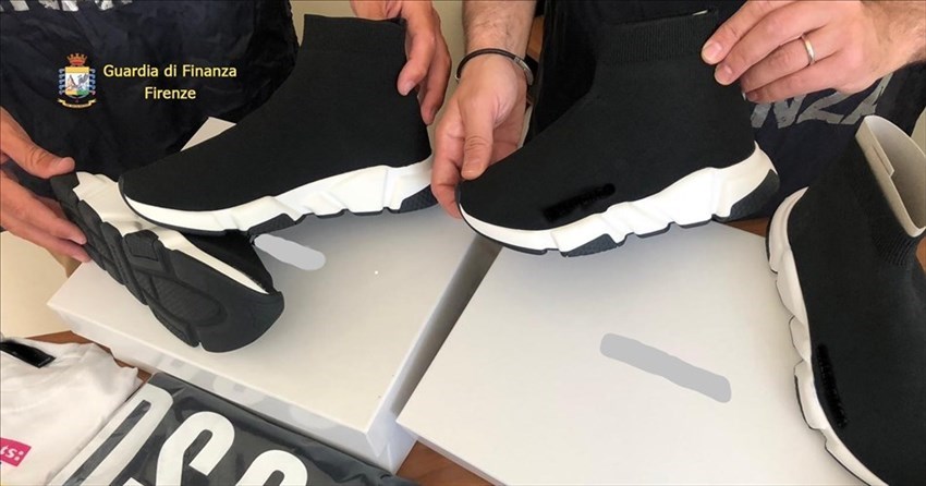 Osmannoro. Vendeva vestiti e scarpe contraffatte: denunciato imprenditore