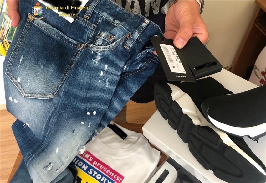 Osmannoro. Vendeva vestiti e scarpe contraffatte: denunciato imprenditore