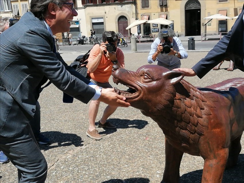 Il Sindaco Nardella scherza con un lupo