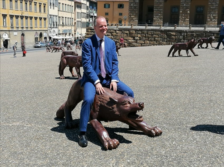 Il direttore Eike Smitdh cavalca un lupo