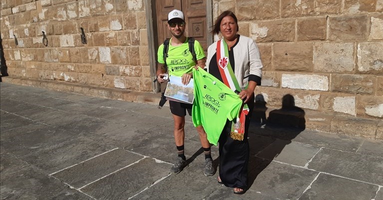 Maria Federica Giuliani accoglie Alberto Turra sull'arengario di Palazzo Vecchio
