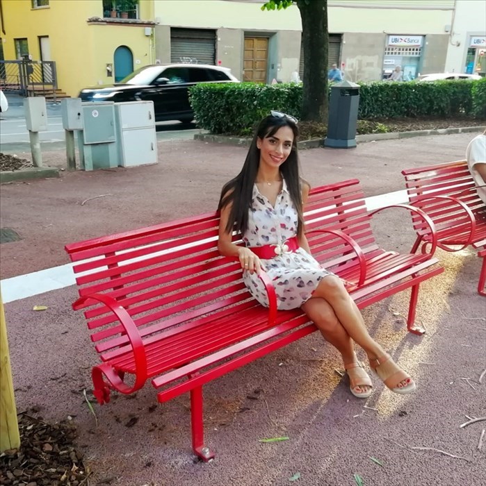 Boosrhra Nasri in posa su una delle sue ""creature"",""Boosrhra Nasri