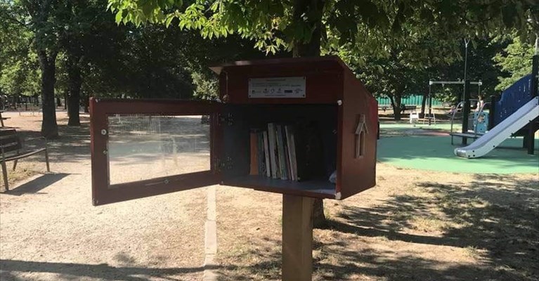 La casetta dei libri di Campo di Marte con pochi libri