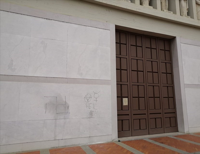 La svastica disegnata sulla chiesa