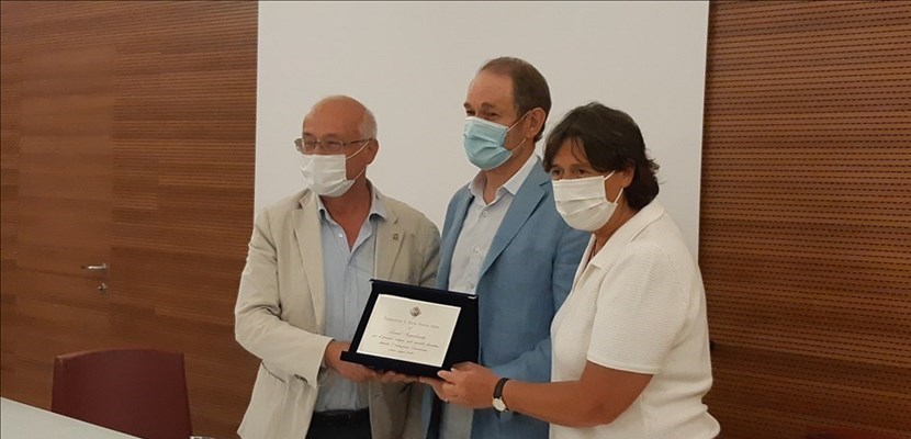 La consegna della targa al magnate Russo