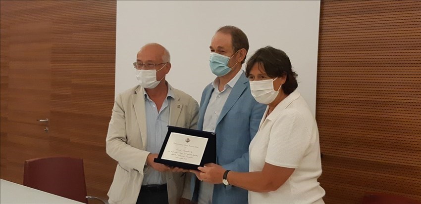 la consegna della targa