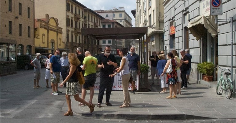 I residenti discutono in via Palazzuolo