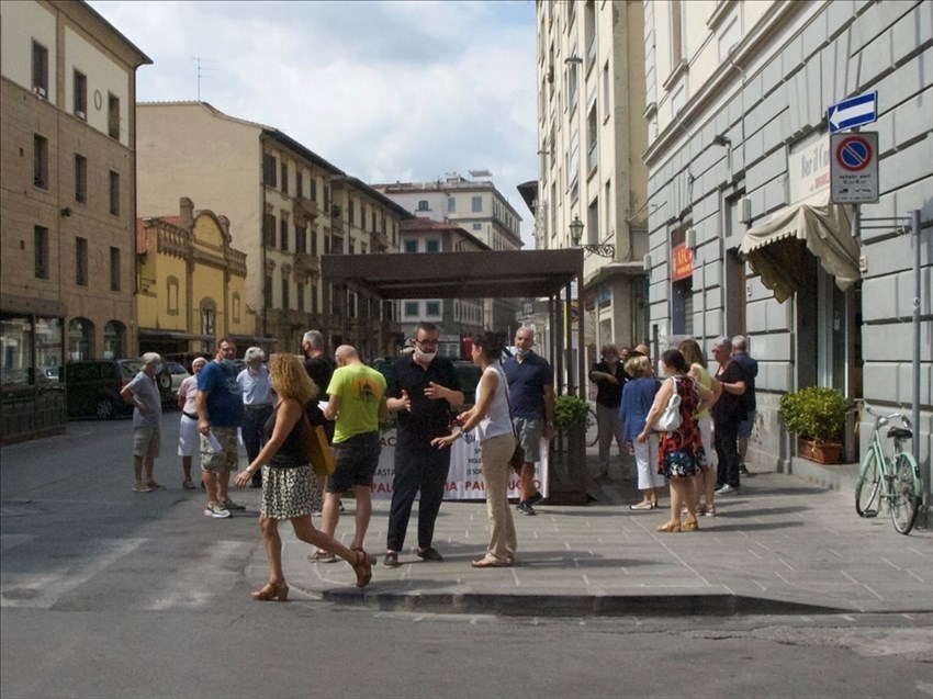 momenti della conferenza stampa in strada