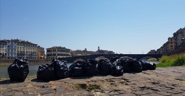 I sacchi riempiti dai cittadini