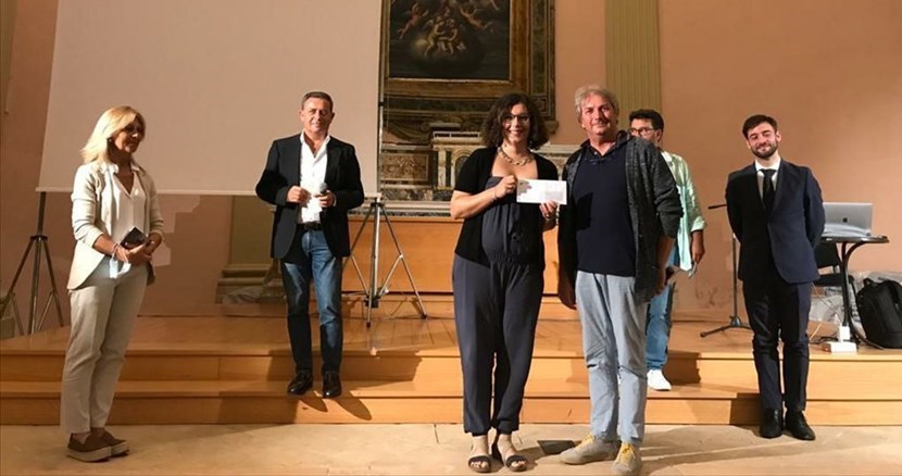 da sx Tiziana di Fabio che riceve il premio da Saverio Zeni (editore di OK!Valdisieve)
