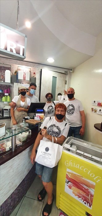I volontari in gelateria