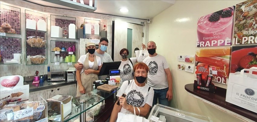 I volontari in gelateria
