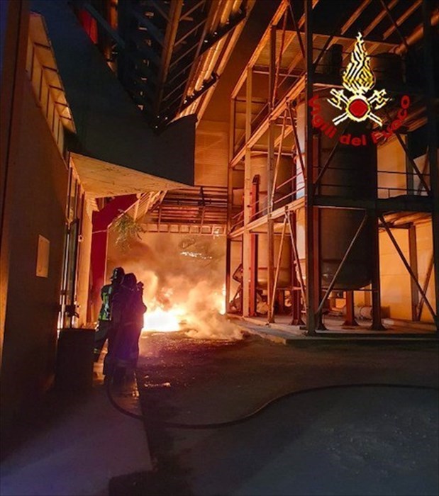 San Bartolo a Cintoia. A fuoco una fabbrica