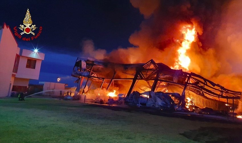 San Bartolo a Cintoia. A fuoco una fabbrica