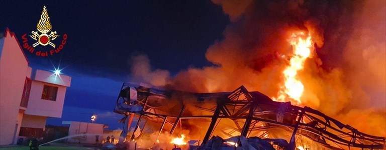 San Bartolo a Cintoia. A fuoco una fabbrica