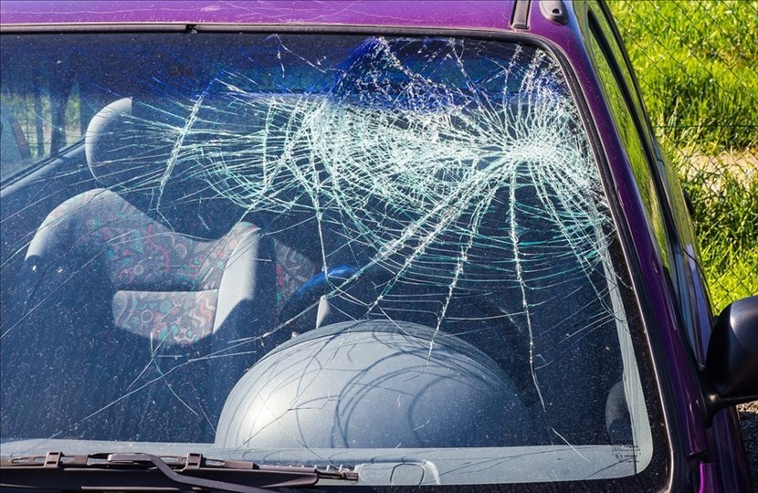 Auto con vetro rotto