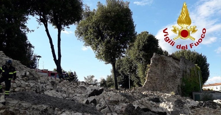 Il crollo in viale Arcadia a Pistoia