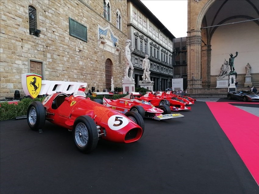 Ferrari 1000 gran premi in Piazza Signoria a Firenze