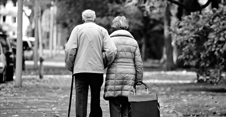 contributi per si si prende cura in casa degli anziani