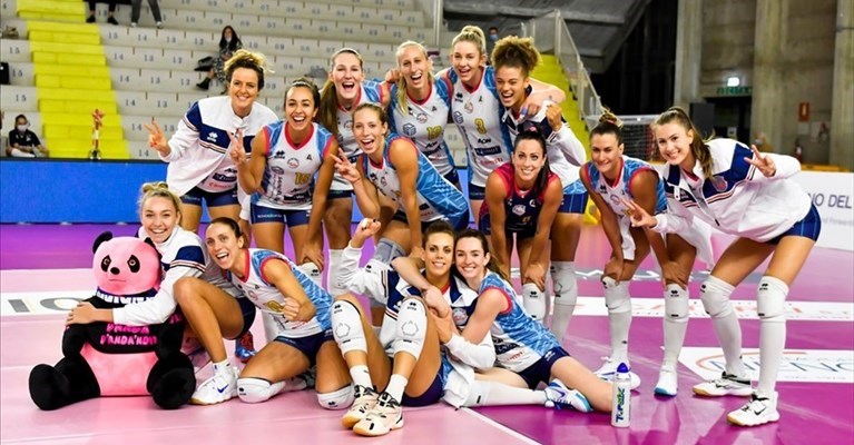 Le ragazze della Savino del bene dopo la vittoria