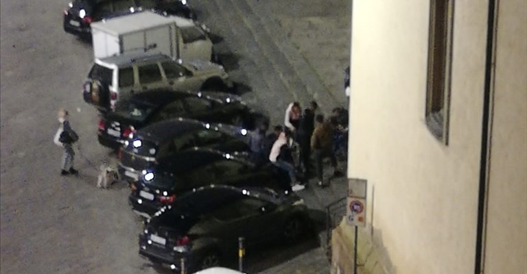 e intanto gli spacciatori della piazza studiano nuove modalità di vendita