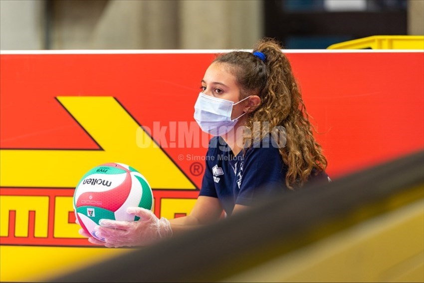 Ragazza addetta a bordo campo con guanti e mascherina