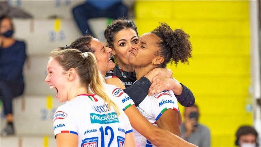 L'esultanza della centrale dell'Igor Gorgonzola Novara Haleigh Washington (15) e delle compagne per la vittoria sul campo della Savino del Bene Scandicci