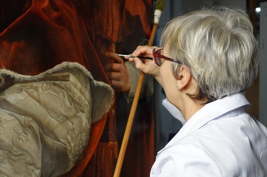 La restauratrice all'opera