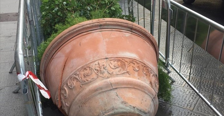 uno dei due vasi rotti