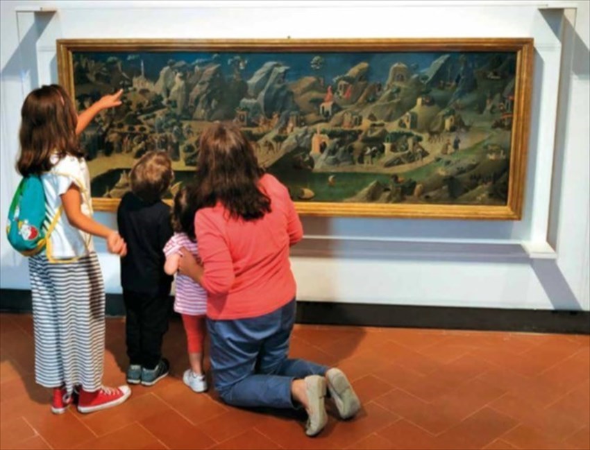 bambini ammirano la Tebaide del Beato Angelico