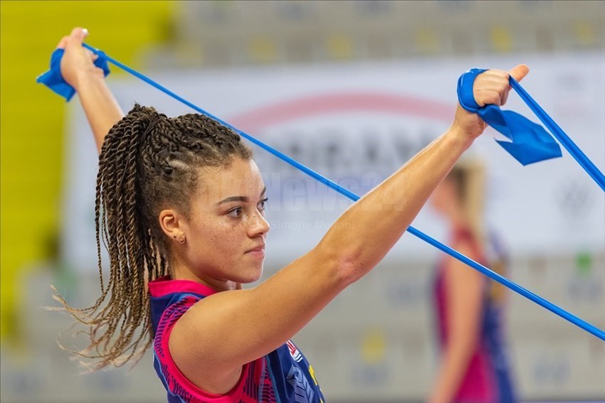 L'opposto della Savino Del Bene Scandicci Kimberly Drewniok (13) durante il riscaldamento