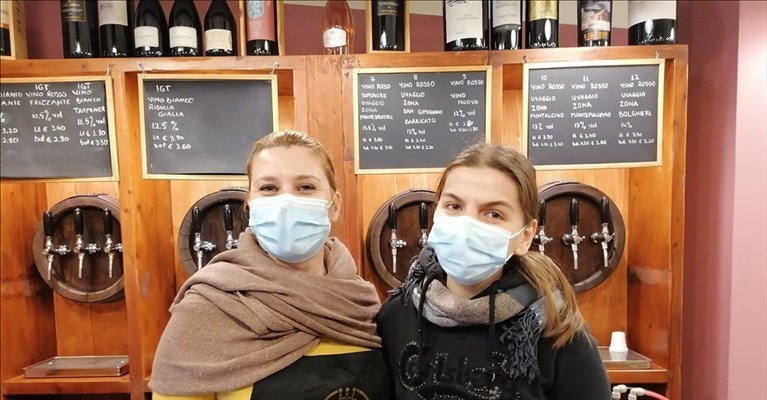 Elsa e Claudia davanti alla loro bottega