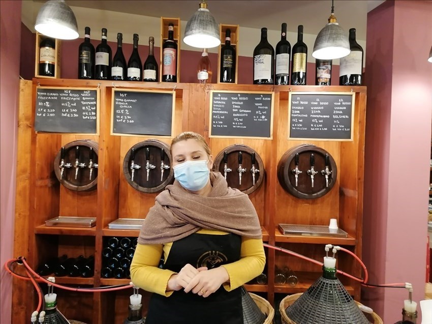 Elsa ci accoglie nella cantina