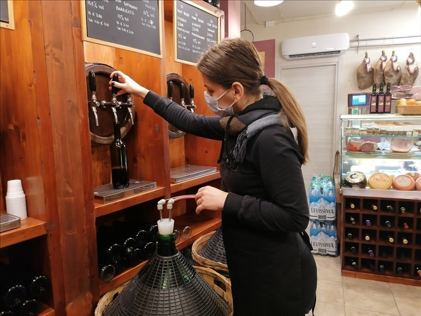 Claudia mentre prepara una bottiglia